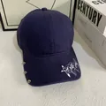 Dettaglio cappellino blu navy in cotone con rivetti argentati e toppa ricamata bianca - M (56-58cm) / Blu navy