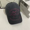 Dettaglio del cappello in cotone lavato grigio antracite con ricamo NYC rosso - M / Grigio