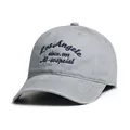 Detalle del bordado 3D azul en gorra de algodón gris con costuras de estilo retro - M (56-58cm) / Gris claro