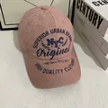 Dettaglio del berretto da baseball in cotone rosa con ricamo NYC vintage e visiera curva - M / Rosa