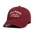 Detalle de bordado blanco con letras de Los Ángeles en gorra de algodón burdeos - M (56-58cm) / Burdeos