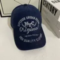 Vista dall'alto di un cappellino vintage blu navy con ricamo NYC e dettagli usurati - M / Blu navy