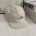 Detalle de gorra beige de cinco paneles de secado rápido con logotipo The Peek and Trail - M (56-58cm) / Blanco Roto