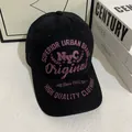Dettaglio della stampa vintage NYC viola su cappello in cotone nero con occhielli traspiranti - M / Nero