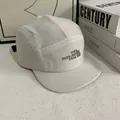 Detalle de gorra 5-panel blanca de secado rápido con logo de montaña The Peek and Trail - M (56-58cm) / Blanco