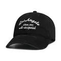 Detalle del bordado vintage blanco en una gorra clásica de béisbol de algodón negro - M (56-58cm) / Negro