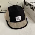 Dettaglio del cappellino camper a 5 pannelli con occhiello traspirante e logo in tessuto - M / Nero
