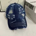Berretto da baseball in denim blu scuro vintage con dettagli strappati e cuciture a contrasto - Medio / Blu scuro