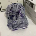 Dettaglio del cappello da baseball in denim invecchiato con strati di tessuto viola vintage - M / Denim Blu Con Cuciture Viola