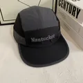 Detail der Five-Panel Camping-Kappe in Schwarz und Dunkelgrau mit Nantucket-Schriftzug - M (56-58cm) / Schwarz Color Block