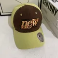 Detalle de gorra de béisbol vintage bicolor amarillo y marrón con bordado de calidad - M (56-58cm) / Verde Amarillento/Café