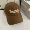 Dettaglio del cappello vintage marrone con ricamo 3D e design strappato alla moda - M (56-58cm) / Cammello
