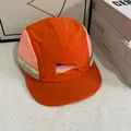Retro-Outdoor-Baseballkappe im Colorblock-Design mit Mesh-Einsätzen und Regenbogenstreifen - M (56-58cm) / Orange