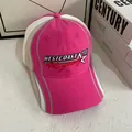 Detailansicht der Bestickung auf der pinkfarbenen Colorblock-Baseballkappe für Damen - M(56-58cm) / Fuchsia