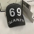 Ιαπωνικό στυλ καπέλο του μπέιζμπολ με λευκό κέντημα 69 και καλλιτεχνική γραμματοσειρά - M (56-58cm) / Γκρι