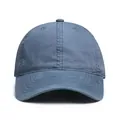 Detalle de la estructura de seis paneles y costuras reforzadas en una gorra de lona lavada - M (56-58cm) / Azul