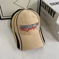 Detail der Westcoast Skating Team Stickerei auf einer khakifarbenen und schwarzen Kappe - M(56-58cm) / Khaki