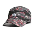 Detalle de tela ripstop de camuflaje de tigre y etiqueta tejida en la gorra camping - M / Rojo