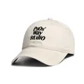 Detalle del bordado PyOs Way Studio en una gorra de béisbol de lona beige con costuras finas - M / Blanco