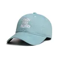 Detalle de gorra azul claro con bordado 3D de letras blancas y costuras en la visera - M / Azul lago