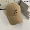 Detail van kaki katoenen honkbalpet met bruin geborduurd R-logo en getextureerde klep - M(56-58cm) / Khaki