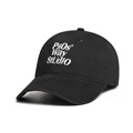 Detalle de la gorra de béisbol negra con bordado blanco de letras en relieve de alta calidad - M / Negro
