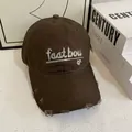 Detailansicht der kaffeebraunen Baumwollkappe mit Stickerei und Vintage-Saumdetails - M (56-58cm) / Kaffeebraun