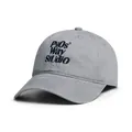 Detalle del bordado de Pyos Way Studio en una gorra de béisbol gris de alta calidad - M / Gris claro