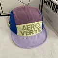 Dettaglio del cappellino five-panel multicolore con testo AERO VERVE e cinturino - M(56-58) / Viola