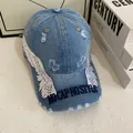 Casquette de baseball en jean bleu délavé vintage avec broderie aile et détails usés - M (56-58cm) / Bleu