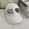 Detalle del bordado LOVE PARIS y parche de corazón en gorra de béisbol blanca - M(56-58cm) / Blanco