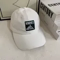Dettaglio del berretto da baseball bianco in cotone con logo montagna ricamato su toppa - M(56-58cm) / Bianco