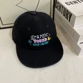 Casquette de baseball noire en coton avec broderies colorées et visière plate pour tous - M (56-58cm) / Noir