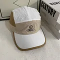 Detalle de gorra camper de 5 paneles multicolor con bordado C y tejido de secado rápido - Bloque de Color Blanco
