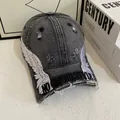 Detaillierte Stickerei weißer Flügel und Distressed-Denim-Struktur auf Baseballkappe - M / Grau