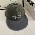 Detalle de la corona de sarga verde militar con ala gris y bordado de unicornio blanco - M (56-58cm) / Verde/Gris Bloques de Color
