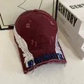 Burgunderfarbene Baseballkappe im Distressed-Look mit Flügelstickerei und englischem Text - M / Burgunderrot