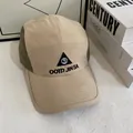 Detalle de gorra camper de 5 paneles en caqui y verde oliva con bordado de logo triangular - Mediano / Caqui + Verde oliva