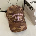 Berretto da baseball mimetico vintage con ricamo rosa e un design streetwear alla moda - M / Cachi