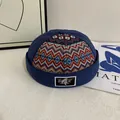 Gorro docker azul marino con bordado de olas colorido y parche negro tejido en estudio - M (56-58cm) / Azul marino
