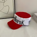 Detail der rot-weißen Flatcap mit MORSK-Stickerei und rotem Stern-Akzent für Damen - M (56-58cm) / Rot