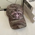 Berretto mimetico retrò con ricamo gotico rosa e croce per donne stile street - M / Verde Militare