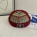 Gorro docker vintage burdeos con patrón étnico tejido y etiqueta negra de moda urbana - M (56-58cm) / Burdeos