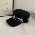 Detail einer schwarzen軍Cap aus Baumwolle mit 3D-Stickerei und rotem Stern-Akzent - M (56-58cm) / Schwarz