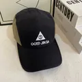 Detalle de la gorra de cinco paneles en contraste negro y verde con bordado blanco premium - Mediano / Negro+Verde