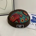 Detalle del gorro docker retro con tejido geométrico colorido y etiqueta tejida - M (56-58cm) / café