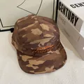 Detalle de gorra camper de cinco paneles con camuflaje, bordado naranja y tela ripstop - M (56-58cm) / Camuflaje Caqui