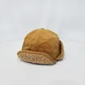 Detalle del gorro aviador amarillo con forro de lana de cordero beige y tela suave - M (56-58cm) / Caqui