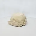 Primer plano del gorro de aviador beige con forro de borreguito blanco y costuras finas - M (56-58cm) / Beige