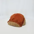 Detalle de gorro de aviador naranja óxido con forro de borreguito y textura de ante - M (56-58cm) / Rojo óxido